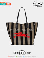 Longchamp Essential Stripes shoulder bag อีกหนึ่งคอลเลคชั่นสำหรับใครที่ต้องการกระเป๋าแบบใช้งานได้ในหลาย ๆ โอกาส การเลือกกระเป๋าขนาดเล็กย่อมไม่สะดวกและไม่ครอบคลุมต่อการใช้สอยอย่างแน่นอน Longchamp รุ่นนี้สามารถตอบโจทย์ ในการใช้งานที่หลากหลายขึ้น เพราะบางครั