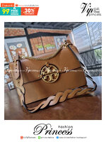 TORY BURCH MILLER SHOULDER BAG รุ่นยอดนิยม รุ่นหายาก รุ่นที่สาวๆตามหา ใบนี้เลย!! สวยหรู ผู้ดีทุกสี กระเป๋าสะพายไหล่ ดีไซน์อยู่ทรง คลาสสิคแฝงความหรูด้วยโลโก้สีทองอร่ามโดดเด่น วัสดุหนัง pepble สลับหนังวัวแท้ เปิด-ปิดด้วยกระดุมแม่เหล็ก ภายในโล่งกว้างมาก แบ่ง