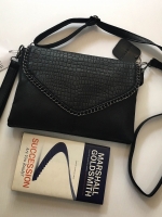 เอาใจสาวๆ ที่ต้องการหากระเป๋าสะพายทรงนี้ สีดำ อะไหล่ดำ เรียบหรูมากคะ จากแบรนด์ Parfois ตัวกระเป๋าสะพาย ปรับเก็บสายถือเป็น clutch bag ได้คะ มีสายคล้องข้อมือ ขนาดกะทัดรัด พร้อมช่องแยกเก็บของถึง 3 ช่องใหญ่ ใส่ กระเป๋ายาว มือถือ iphone 6 plus ได้คะ น้ำหนักเบา