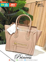 VIP 🥂 Celine Nano Luggage Desert Rose / CELINE HANDLE BAG GIFT วัสดุหนังแท้ Calf Skin มาในดีไซน์สุดหรูยอดนิยมหนังนิ่มหอมขึ้นเทคเจอร์สวยอยู่ทรง เปิดปิดด้วยซิปสะดวกใช้ ด้านหน้ามีโลโก้แบรนด์ ภายในโล่งกว้างและจุ มีช่องซิปและช่องPocketใส่มือถือของใช้ได
