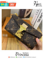 LV Mini Pochette Métis East West กระเป๋าสะพายทรงพอชไซส์มินิมัลติฟังก์ชั่น ลาย Monogram ตัวล็อกแบบ S-lock ดีไซน์คลาสสิควินเทจ โดดเด่นด้วยลวดลายละมุน ขนาดกำลังสวย ประหยัดพื้นที่ มาพร้อมสายคล้องโซ่ถอดได้ ไอเท็มที่เหมาะในทุกโอกาส คุ้มค่าจริงๆจ้า
