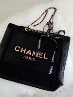 รุ่นใหม่ค้าาา 😍😍 พร้อมส่งความสวยหรู โทนสีชมพูทั้งใบ Chanel Shopping Bag With Chain & Ribbin กระเป๋าสะพายใบใหญ่ทรง Shopping Bag Limited Edition พรีเมี่ยมกิ้ฟของแท้นำเข้าจาก Chanel Perfume Counter ของแท้100% ใบใหญ่วัสดุ Nylon โปร่ง♡ ป