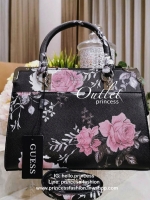 GUESS WOMAN CROSS BODY BAG กระเป๋าถือ/สะพายรุ่นใหม่ล่าสุดจาก GUESS FACTORY หนังสวยอยู่ทรงแข็งไม่ย้วย ขนาดกำลังดี น้ำหนักเบาด้านหน้าประดับโลโก้แบร์นพร้อมอะไหล่เงินที่หูหิ้วและมุมขอบกระเป๋าเพิ่มดีเทลเก๋ หูจับเเข็งแรงพับลงได้ เปิดปิดด้วยซิปสะดวกใช้ ภายในมีโล
