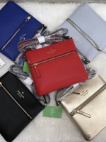 New Arrival Kate spade new york saffiano crossbody bag พร้อมส่งค่ะ!!! กระเป๋าสะพายแบบครอสบอร์ดี้ ลายหนังซาฟเฟียโน่ ทรงสวย ขนาดกำลังดีทีเดียวค่ะ ด้านหน้ามีหนึ่งช่องซิปสำหรับใส่มือถือหรือของจุกจิก เปิดปิดกระเป๋าช่องหลักแบบซิป ด้านในโล่ง ใส่ของจุพอประมาน มีช