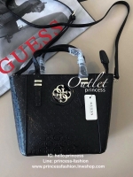 GUESS MINI CROSS BODY BAG กระเป๋าถือหรือสะพายรุ่นฮิตจาก GUESS FACTORY วัสดุ หนังแก้ว คุณภาพดี นิ่ม น้ำหนักเบา ด้านหน้าประดับด้วยโลโก้แบรนด์สุดหรู เปิดปิดกระเป๋าด้วยซิปสะดวกใช้ ด้านในโล่งกว้าง ซับในลายแบรนด์ สายสะพายยาวปรับได้ฟรีไซร์ ยาวสุด57cm. หูหิ้วปรับ