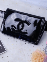 Chanel mini Luggage & Belt Bag สไตล์กำลังน่ารัก จากงานพรีเมี่ยมกิ้ฟแบรนด์ดังอย่าง Chanel ขนาดกำลังดี ด้านในมีช่องโล่ง บุผ้ากำมะหยี่ ใส่มือถือได้ถึง iphoneX ตัวกระเป๋าทำจากหนังแก้วเต็มใบ ตกแต่งลายด้านหน้า ดูเรียบโก้ จะแต่งสไตล์เท่ หรือซื้อเป็นของขวัญให้หนุ