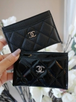 New Arrival! งานหรูเว่อวัง พร้อมส่งคะ Chanel Card Holder in Black 💳 จากพรีเมี่ยมกิ้ฟแบรนด์หรูอย่าง chanel ดีไซน์สวยเก๋ ประดับ Logo brand อะไหล่เงิน ขนาดกำลังน่ารัก ใส่บัตรได้ถึง 4 ใบ พกพาสะดวก จะซื้อไว้ใส่บัตรใบหรู หรือซื้อให้เป็นของขวัญ ก็ควรค่าท