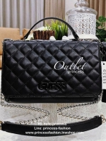 GUESS CROSSBODY BAG กระเป๋าสะพายรุ่นใหม่ล่าสุดทรงเหลี่ยมหนังนิ่มสวยเดินเส้นลายตารางอยู่ทรงด้านหน้าประดับโลโก้ GUESS สวยดูมีเปิดปิดด้วยฝาปิด ภายในมีช่องแบ่งสองช่องเป็นสัดส่วนใส่กระเป๋าสตางค์ใบยาว มือถือ ของจุกจิกได้เยอะ พร้อมสายสะพายโซ่ต่อหนังจะเลื่อนใช้สา