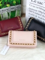 New Collection 2019! CHARLES & KEITH CHAIN RIMMED CLUTCH กระเป๋าสะพายคอลเลคชั่นใหม่ แต่งโซ่รอบกระเป๋าสีทองสวยหรูมากๆ ด้านหน้าปั๊มโลโก้แบรนด์ เปิดปิดด้วยกระดุมแม่เหล็ก ด้านในมีช่องด้านหน้า ช่องใหญ่และช่องซิป 1 ช่อง สามารถใส่โทรศัพท์ iPhone plus ได้ค่า และย