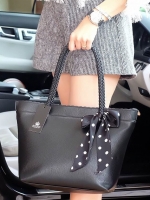 กระเป๋า ทรง Tote จากแบรนด์ KEEP ลายหนัง spirits ตัวหนังผิวสัมผัสสวยมากคะ หนังเนื้อดี นิ่ม กระเป๋าอยู่ทรงคะ ตกแต่งด้วย ผ้าพันหูกระเป๋า เพิ่มดีเทลกระเป๋าทำให้ดู look น่ารักมากๆคะ ด้านหน้ากระเป๋ามีปั๊ม logo แบรนด์ อย่างดีคะ #จุดเด่นที่ ภายในกระเป๋า มีช่องแบ่