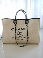 รุ่นใหม่ล่าสุด!! ที่สาวๆรอคอย Chanel tote canvas bag จากงานพรีเมี่ยม VIP GIFT รุ่นดังเลยค้า Size ใหญ่อลัง บอกเลยว่า **งานดีที่สุด ตัวกระเป๋า กระเป๋าผ้าเป็นผ้า canvas เนื้อดีสมราคา สัมผัส นุ่มลื่นมือมากกกก อะไหล่เงินปั้มแบรนด์แท้ทั้งใบ ด้านหน้าปัก logo แบร