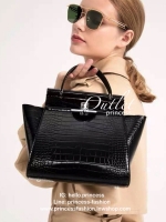 New arrival!! CHARLES & KEITH CROC-EFFECT TRAPEZE BAG กระเป๋าสะพายรุ่นใหม่ล่าสุด วัสดุหนังเรียบเงาสวย นิ่ม น้ำหนักเบา อะไหล่เงิน เปิดปิดกระเป๋าแบบกดล็อก ด้านในโล่งกว้างมีช่องซิปสำหรับใส่ของ ใส่กระเป๋าสตางค์ใบยาว Iphone+ได้ทุกรุ่น มาพร้อมสายสะพายยาวถอด-ปรั