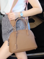 รุ่นใหม่ล่าสุด ' KEEP Tempa handbag ทรง alma สุด Hot หยิบมาใช้เมื่อไหร่ก้อไม่มี Out แน่นอน !! **จุดเด่นที่ > ลายหนังสวย - หรู >เนื้อ matte น้ำหนักเบา ถือสะพายเข้าง่ายกับทุกชุด >ขนาดกระเป๋ากำลังดีคะ ใส่ กปต ยาว มือถือได้ ไม่เล็ก ไม่ใหญ่เกินไป