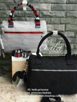 Kipling tote bag 2-way bag diagonally over handbags SEVRINE K15311 กระเป๋าถือ KIPLING รุ่น Sevrine แอคเซสเซอรี่ที่เหมาะแก่การพกพาในชีวิตประจำวัน จัดเก็บของให้เข้าที่ด้วยการแบ่งช่องกระเป๋าเป็น 2 ช่อง ดีไซน์โมเดิร์น กะทัดรัด คล่องตัวทุกการเคลื่อนไหว กระเป๋า