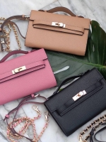 KEEP • Ellis • กระเป๋า คลัช ถือ //สะพาย ขนาด กะลังดี ทรงสวย แค่ใบเดียวจบ! หนังคุณภาพเยี่ยม ภายใน จุของคุ้ม ใส่บัตร ใส่มือถือได้ทุกรุ่น ใบนี้ จะแต่งกับ Look ไหนก้อเข้ากันได้ดีแน่นอนค๊า Don't miss!! หนังลายสวยมาก นิ่มมือ ภายในใส่ของจุกจิก 2 ด้านเลย สาม