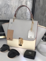 ทรงขายดี มาใหม่สวยหรูมากคะ 💜 กระเป๋าถือ / สะพายจาก แบรนด์ David jones หนังอย่างดี ขนาด กำลังดี มีช่องใส่ของจุกจิกด้านใน สีสวยคะ เข้ากับชุดได้ง่ายมากๆ ใบนี้แนะนำเลย #สวยมาก