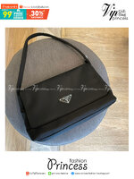 Prada nylon shoulder bag ทรงยอดฮิตของคุณผู้หญิงเลยค่ะ วัสดุทำจากผ้าNylon อย่างหนา กันน้ำได้คะ มีโลโก้แบรนด์อยู่ข้างหน้า ตัวกระเป๋าอยู่ทรง อะไหล่เงินทั้งใบ ด้านในบุผ้าลายแบรนด์อย่างดี