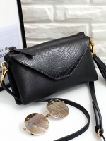 รุ่นขายดีที่สุด จนต้องทำ Size ใหม่เพิ่ม กระเป๋า สะพาย 3in1 ถือ/สะพายได้หลายแบบตามสไตล์ ใบนี้แนะนำเลยค่ะ ควรมีติดตู้ !! 😍กระเป๋า KEEP Doratry shoulder &clutch bag ตัวกระเป๋าผลิตจากหนังแกะเทียม ตัดกับ ลายงู ลายหนังชัดเจน สวย อะไหล่ทองเพิ่มความหรูให้