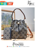 TOP ORI หนังแท้ | เกรดดีสุด TORY BURCH T MONOGRAM BUCKET BAG (ดีไซน์ใหม่) ใหม่ล่าสุดได้สวยก่อนใคร กับกระเป๋าบัคเก็ตยอดฮิต ที่มาในดีไซน์ใหม่ สายคล้องในตัวสามารถปรับได้ รูปทรงและลวดลายสวยชัดคลาสสิค