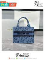 SMALL Dior Book Tote Bag Blue Denim Dior Oblique Jacquard กระเป๋าทรงโท้ท แก่นแท้ของความงามรูปลักษณ์ทันสมัย เดนิมหรูหรา
