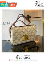 CELINE TRIOMPHE SHOULDER BAG งานหนังทั้งใบลายสวยหรู ด้านในเปิดด้วยด้วยที่บีบโลโก้อะไหล่ทอง จุของได้กำลังดี ใส่โทรศัพท์ กระเป๋าสตางค์ใบสั้น ของจุกจิกได้ เหมาะกับสาวๆในวันที่อยากสะพายชิลๆ ห้ามพลาดค่ะ!