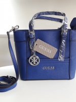 New! guess mini tote saffiano bag ลายหนัง Saffiano สวยอยู่ทรงสไตล์ PRADA ขนาดกำลังดีน้ำหนักเบา ด้านหน้าประดับโลโก้แบร์น พร้อมพวงกุญแจโลโก้แบรนด์ห้อยที่หูกระเป๋าสามารถถอดเเยกใช้ได้ เปิดปิดด้วยซิปสะดวกใช้ ภายในมีโลโก้ ช่องซิปและช่องเล็กใส่มือถือ ซับในพิมโลโ