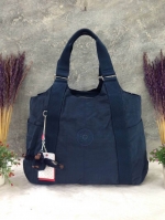 Kipling รุ่น Cicele กระเป๋าสะพายไหล่ใบใหญ่ สวยน่ารัก ตัวกระเป๋าด้านในเป็นช่องโล่งแบบปิดเปิดด้วยซิป มีช่องซิปด้านใน ด้านข้างกระเป๋า มี 2 ช่อง ปิดเปิด ด้วยเทป พร้อมที่ใส่โทรศัพท์ ปากกา และ MP 3 ในส่วนด้านใน และ ด้านข้างกระเป๋า ซ้าย-ขวา เป็นช่องขนาดเล็กสำหรั