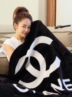 Chanel Blanket ผ้าห่ม Chanel ขนาดกำลังดี พกพาสะดวก VIP. gift จาก chabel เนื้อผ้าสำลีหนานุ่ม ทูโทนขาวดำ คลาสสิก signature แบรนด์ ทรงสี่เหลี่ยมผืนผ้า จะใช้เป็นผ้าห่ม, ผ้าคลุม หรือจะมอบเป็นของขวัญก็เหมาะ สวยหรูดูแพงค่ะ