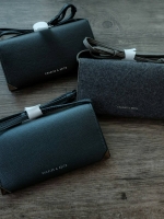 Charles & Keith Metallic Tip Wallet กระเป๋าสตางค์ใบยาว จะสะพาย หรือถอดสายถือเป็น cluth ก็ดูดีได้ค่ะ ภายในมีช่องซิป มีช่องใส่บัตรหลายช่อง และช่องใส่ธนบัตร ด้านหลังมีช่องใส่บัตรอีก 1 ช่องค่ะ มาพร้อมสายสะพายยาว สามารถถอด และปรับได้ 5 ระดับค่ะ