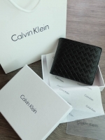 Calvin Klein Short Wallet กระเป๋าสตางค์ใบสั้น หนังลายสานรอบใบ ด้านหน้ามี logo brand ภายในมีช่องใส่ธนบัตร, บัตร, และช่องใส่รูป จะมอบเป็นของขวัญหรือใช้เองก็แนะนำค่ะ
