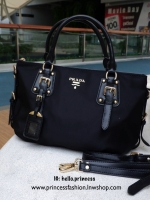 งานพรีเมี่ยมกิ้ฟ รุ่น Limited edition ค่า กระเป๋าเอนกประสงค์ จากแบรนด์ PRADA เป็น กระเป๋าผ้าไนล่อน ตามแบบฉบับของแบรนด์เลย หลงรักเลยคะ สะพายไหล่ได้ ถือก็สวยๆ มีสายยาวค่ะ ใช้แล้วสวยมากๆคุ้มเกินราคารับประกันค่ะ Must have !!