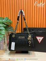 ของแท้ แท้ 100% GUESS CROSSBODY BAG กระเป๋าถือหรือสะพาย ขนาดกำลังดี วัสดุ pu. faux leather หนังนิ่ม นุ่มมาก สวยอยู่ทรง