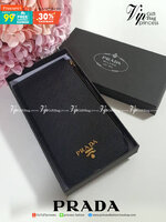 รุ่นขายดีเว่อร์วัง♡♡ PRADA LONG WALLET *สำหรับคนชอบใส่บัตรเยอะ กระเป๋าสตางค์ทรงสวย สะดุดตา หนังสัมผัส Safiano จากแบรนด์ PRADA มีช่องใส่นามบัตรมากถึง 16 ช่อง ด้านหน้ามีโลโก้แบรนด์สีทองหร