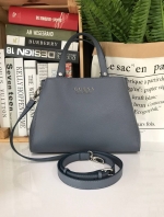 GUESS WOMAN FACTORY SHOULDER BAG กระเป๋าถือหรือสะพาย ทรง A คลาสสิค ขนาดกำลังดี น้ำหนักเบา วัสดุ pu. นิ่ม คุณภาพดี สวยอยู่ทรง ด้านหน้า ประดับโลโก้แบรนด์ เปิดปิดแบบแถบคาดกระดุมแม่เหล็ก ภายในกว้างแบ่ง 2 ช่องใหญ่ มีช่องซิปกลาง เป็นสัดส่วน ซับในลายแบรนด์ ใส่ w