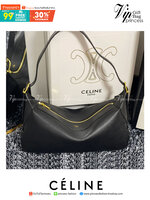 ทรงยอดฮิตที่สุด **หนังนิ่มมือมาก กับ CELINE ROMY VIP GIFT WITH PURCHASE (GWP) กระเป๋าสะพายไหล่ทรงเป็กเอกลักษณ์ เปิดปิดด้วยซิป จุของได้เยอะคะ Ipad mini เครื่องสำอางค์ เหมาะสำหรับสาวๆ มากคะด้วยน้ำหนักที่เบาและใช้ได้หลายลุค มาพร้อมสายสะพาย2แบบ(ถอดเปลี่ยนได้)
