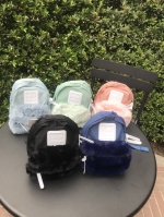 มาแล้ววว แบรนน้องใหม่ CILO CALA กระเป๋าเป้ที่ตอนนี้ฮิตในกลุ่มสาววัยรุ่นที่ญี่ปุ่น และนี้เป็นรุ่นลิมิตเตด CILOCALA FUR BACKPACK สะดุดตาตรงที่มีขนเฟอร์นุ่มนิ่ม อยู่ตรงช่องกระเป๋าซิปด้านหน้า ทำให้ใบนี้ดูน่ารัก หวาน ฟรุ้งฟริ้งขึ้น