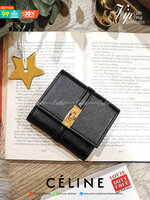 CELINE SHORT WALLET VIP GIFT WITH PURCHASE (GWP) พรีเมี่ยมกิ๊ฟ Limited จาก CELINE HAUTE PARFUME DUTYFREE COUNTER หนังแท้ CalfSkin เรียบสวยอยู่ทรงมีโลโก้ด้านหน้าเปิดปิดด้วยตัวล๊อคบิดอะไหล่ทองปั้มโลโก้ภายในมีช่องแบ่งหลายช่อง มีช่องใส่บัตรหลายช่อง ช่องใส่เหร
