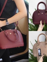 KEEP Milany handbag [ทรง alma] กระเป๋าถือหรือสะพาย วัสดุหนัง pu. ลายคาร์เวียร์ คุณภาพดี เนื้อ matte สวยอยู่ทรง ดีไซน์เรียบหรู cutting สวยเนี๊ยบปราณีต น้ำหนักเบา ขนาดกำลังดี ใส่กระเป๋าสตางค์ยาว, มือถือได้ทุกรุ่นค่ะ เปิดปิดด้วยซิป 2 ทางสะดวกใช้งาน ภายในมีช่