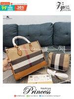BURBERRY TOTE VINTAGE BAG / Burberry Crossbody Bag กระเป๋าสะพายทรงโท้ทลายวินเทจ สวยคลาสสิก จุของได้เยอะมาก มาพร้อมใบเล็ก รุ่น unisex ใช้ได้ทั้งชาย/หญิง โทนสีใช้งานง่าย หลายโอกาส วัสดุหนังและ Canvas อย่างดี สวยอยู่ทรง ภายในโล่งกว้าง ไอเท็มแนะนำ Must Have! 