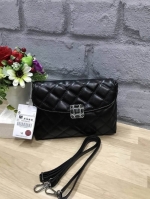 ZARA CROSSBODY BAG กระเป๋าสะพายข้างหนังนิ่ม look like chanel เย็บลายตารางรอบใบ มีตัวล้อค2ชั้น ทั้งกระดุมแม่เหล็กและซิปเดียวด้านใน ฐานกว้างตั้งอยู่ทรง ภายในมีช่องซิปเล็กและช่องใส่มือถือ สามราถใส่มินิไอแพค กระเป๋าสตางค์ทรงยาวได้ มาพร้อมสายสะพาย ถอดและสามารถ