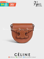 CELINE BESACE CUIR TRIOMPHE MINI BAG รุ่นที่หนุ่มๆสาวๆต่าวก็ถามหา!! เดอะเบสท์เซลเลอร์ กระเป๋าสะพายมินิไซส์ เล็กแต่ปังมาก!! ดีเทลเรียบแต่หรู วัสดุหนังแท้ สีคลาสสิค เปิด-ปิดด้วยกระดุมแน่นหนา ภายในเป็นช่องโล่ง สายสะพายในตัวปรับได้ตามชอบ ใบนี้สามารถใส่บัตร ใส