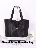 Chanel Satin Shoulder bag วัสดุ (Material) : Satin กระเป๋าสะพายข้าง ขนาดกำลังดีค่ะ ใส่เอกสารหนังสือได้นะคะ ด้านในซับผ้าลายเดียวกับสีกระเป๋าเลยค่ะ เป็นกระดุมแม่เหล็กเปิดปิด สินค้าพรีเมี่ยมแท้ แถมจากเค้าเตอร์แบรนด์ประเทศญี่ปุ่นค่ะ