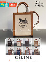 CELINE HAND CARRY AND CROSSBODY BAG VIP GIFT WITH PURCHASE (GWP) พรีเมี่ยมกิ๊ฟ Limited จาก CELINE HAUTE PARFUME DUTYFREE COUNTER วัสดุ CANVAS ตัดหนังแท้ ดีไซน์ทรงเหลี่ยมสวยหรูสุดคลาสสิค ปักโลโก้แบรนด์ด้านหน้า ภายในโล่งกว้าง ใส่กระเป๋าสตางค์ยาว มือถือ ของใ