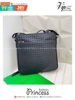 BOTTEGA VENETA Messenger Bag กระเป๋าสะพายทรงแมสเซนเจอร์ ดีไซส์สานเป็นเอกลักษณ์ของแบรนด์ รุ่นตามหาที่หนุ่มๆ ควรมี ดีไซส์เรียบหรู คลาสสิก ใช้งานง่าย everyday look จะซื้อใช้เองหรือเป็นของฝากก็เหมาะมากๆ ค่ะ