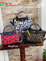 LONGCHAMP LE PLIAGE COLLECTION TOP HANDLE BAG XS พบกับคอลเลคชั่นใหม่ล่าสุด มีดีไซน์ที่เรียบหรูและคลาสสิก แฝงด้วยลูกเล่นแบบเฟมินีน แถมยังมีน้ำหนักเบาอย่างไม่น่าเชื่อ มาพร้อมกับหูจับกระเป๋าคู่และฝาปิดแบบกระดุม กระเป๋าถือใบนี้สามารถใช้ถือแบบทั่วไป มีสายสะพาย