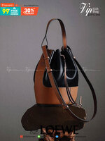 พรีเมี่ยมกิ๊ฟแท้ 100% 】LOEWE LEATHER BUCKET BAG VIP GIFT WITH PURCHASE GWP กระเป๋าถือหรือสะพายหนังแท้พรีเมี่ยมกิ๊ฟ Limited จาก LOEWE PERFUME DUTYFREE COUNTER รุ่นใหม่ล่าสุด Rare items สุดเลอค่า วัสดุหนังแท้ Lambskin หนังสวยอยู่ทรง ขนาดใหญ่กำลังดี น้ำหนักเ