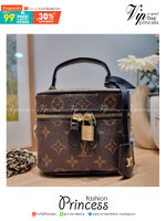 LV Vanity PM / Lv reverse monogram vanity bag กระเป๋าถือ/สะพาย สวยอยู่ทรง มาพร้อม box set สุดหรู adapt ใช้เป็นกระเป๋าเก็บเครื่องสำอางค์ ถือเชิดๆ หรือสะพายเลิศๆ ไปเที่ยว ไปไหนๆก็ดูแพง!! สวยจริงจัง!!