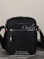 Tommy Hilfiger Essential Mini Reporter กระเป๋าสะพายทรงเท่ ขนาดกำลังดีน้ำหนักเบา หนังสวยทรงดีด้านหน้าประดับโลโก้แบรนด์ เปิดปิดด้วยซิปสะดวกใช้ ภายในมีช่องซิปแยกเก็บของ สายสะพายยาวปรับระดับได้ ลุคเท่มากค่ะ แนะนำเลยค่า