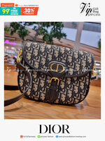 DIOR CD MEDIUM BOBBY BAG กระเป๋าสะพายข้างพรีเมี่ยมกิ๊ฟทรงสวย ดีไซน์ย้อนยุค เป็นเอกลักษณ์ไม่เหมือนใคร เปิด-ปิดด้วยกระดุมแม่เหล็ก ใช้งานง่าย อะไหล่ทองดูหรู ภายในเป็นช่องโล่ง มาพร้อมสายสะพาย crossbody ถอดออกได้ ปรับได้ จะถือเป็นคลัทช์ออกงานก็ได้ สะพายไปทำงาน