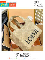 LOEWE logo raffia tote bag / Loewe Tote Bag กระเป๋าโท้ท รูปทรงสวยงามสานเต็มใบ และยังโดดเด่นด้วยโลโก้ สีโทนอุ่น ทำให้ไอเท็มนี้ ภายในกระเป๋าใหญ่โล่งกว้าง ใบนี้เหมาะกับสายแฟชั่นมากๆ